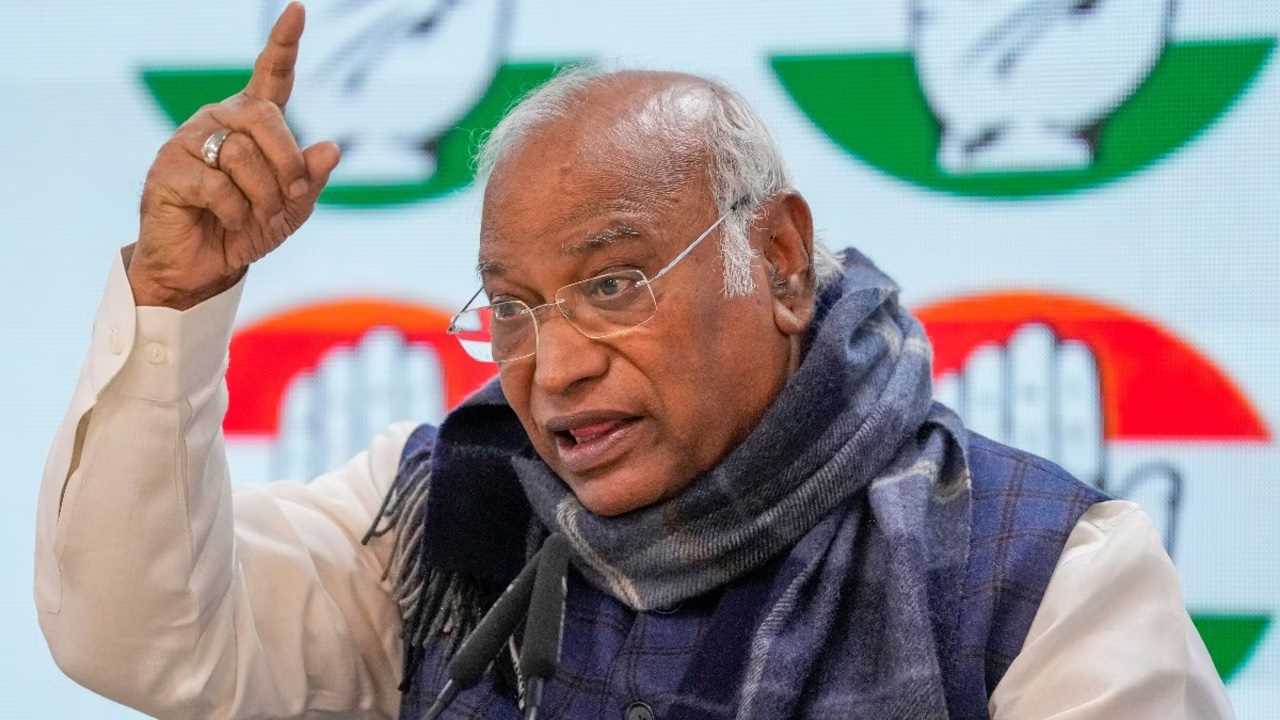 महाकुंभ भगदड़ : मल्लिकार्जुन खड़गे ने सरकार पर उठाए सवाल, कहा- वीआईपी मूवमेंट हो बंद